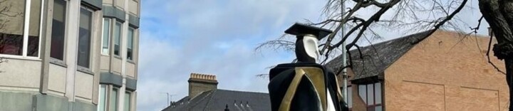 Rimozione controversa della statua di “qualità più scadente” del principe Filippo a Cambridge