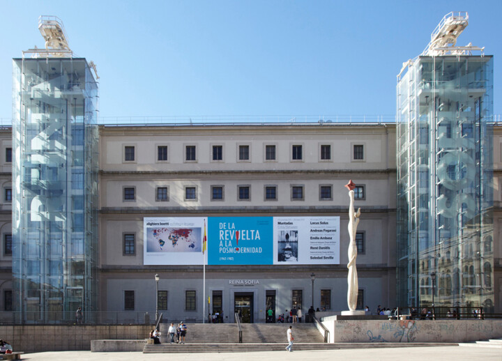 Um turista tirando uma selfie arranca parte de uma obra de arte no museu Reina Sofia, em Madri