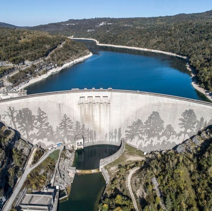 Monumental Street Art: Klaus Dauven creates amazing and environmentally responsible frescos on a dam!