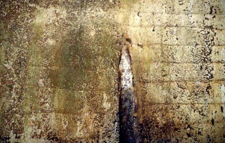 Photographie intitulée "Mur à Salsigne" par Jean Emmanuel Decaillet, Œuvre d'art originale