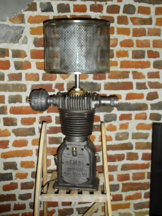 Design intitulée "photo-lampe-expo-co…" par Label Industriel, Œuvre d'art originale, Meuble