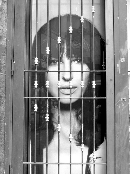 Photographie intitulée "Une femme à sa fenê…" par Jean-Jacques Boisseau, Œuvre d'art originale, Photographie non manipulée