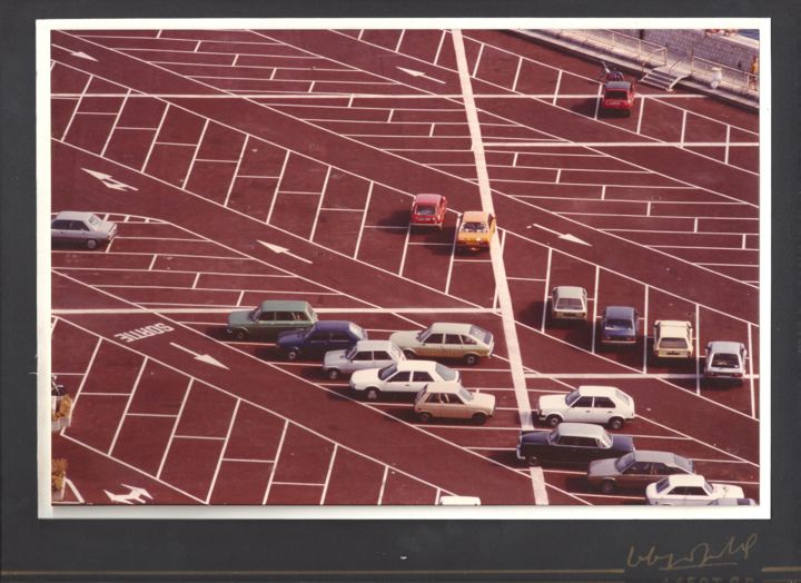 Photographie intitulée "Lignages sur parking" par Jean-Jacques Gastaud, Œuvre d'art originale