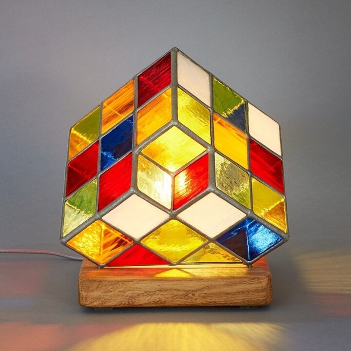 Design mit dem Titel "Lampe Rubik's Cubes" von Jean-Jacques Joujon (JimaJine), Original-Kunstwerk, Leuchte