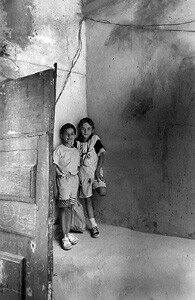 Photographie intitulée "Enfants, Alfama, Po…" par Jean Lauzon, Œuvre d'art originale