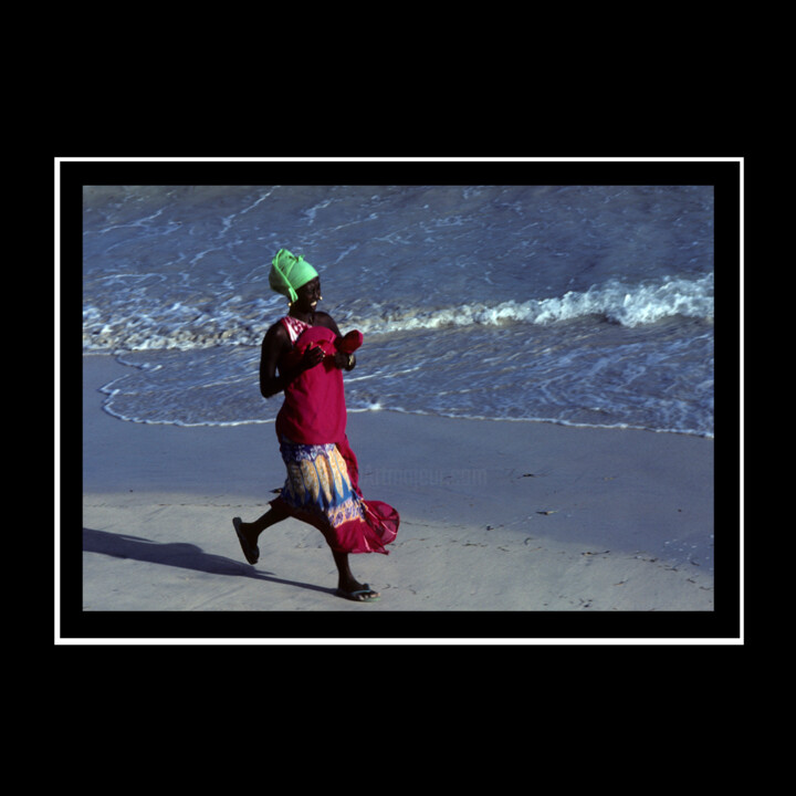 Fotografie mit dem Titel "Strand von Mogadishu" von Jean-Loup Debionne, Original-Kunstwerk, Analog Fotografie