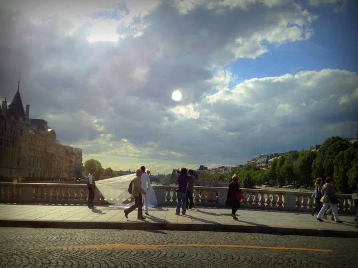 Fotografia intitolato "Mariée sur un Pont.…" da Jean-Luc Perrault, Opera d'arte originale