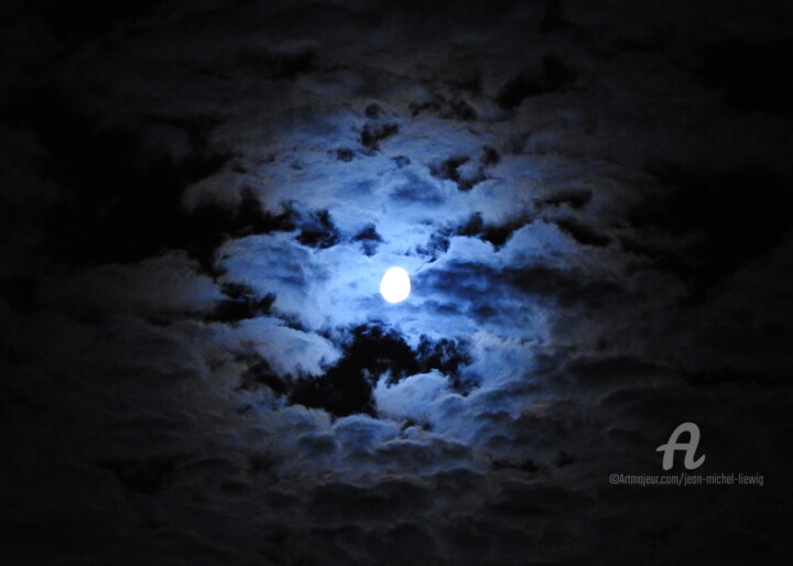 Photography titled "La lune dans les nu…" by Jean-Michel Liewig, Original Artwork, Non Manipulated Photography