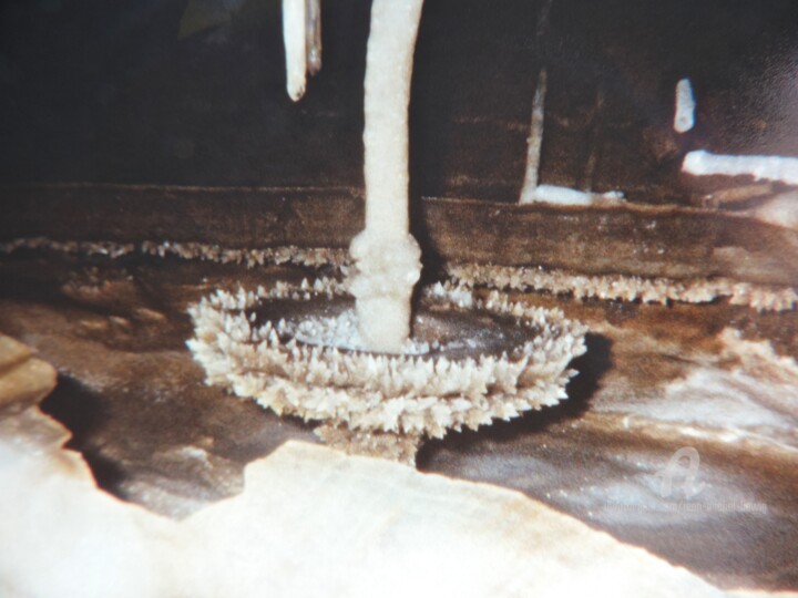 Fotografie mit dem Titel "Stalactite avec crê…" von Jean-Michel Liewig, Original-Kunstwerk