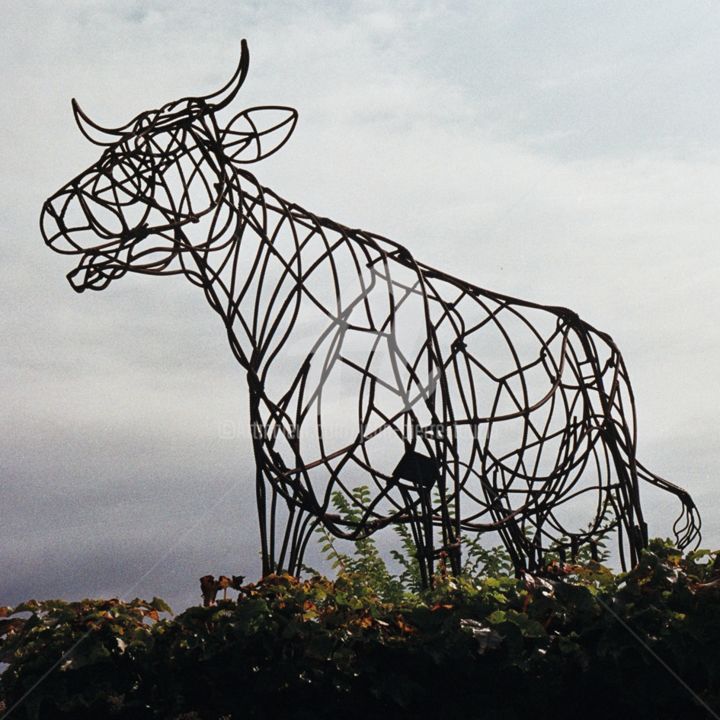 Sculpture titled "Vache d'enfer" by Jean-Pierre Tauzia, Original Artwork, Metals