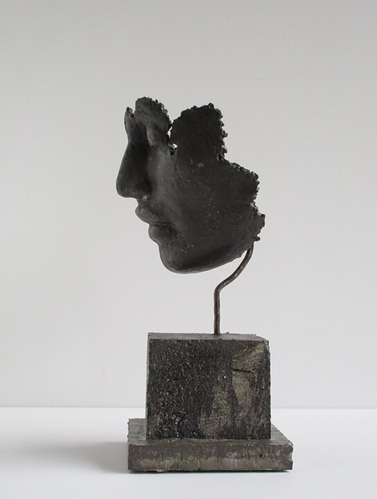 Escultura titulada "tête noire - fragme…" por Jean-Yves Verne, Obra de arte original, Cemento