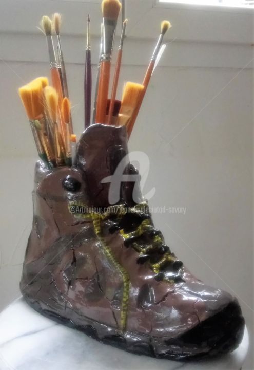 Sculpture titled "chaussure.pour pinc…" by Jean Claude Ciutad-Savary, Original Artwork, Clay