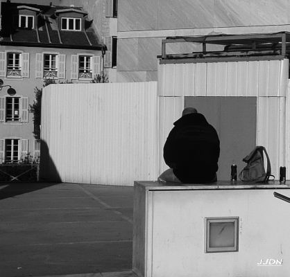 Photographie intitulée "L'homme et son sac…" par Jeanjeandenice " Jjdn ", Œuvre d'art originale