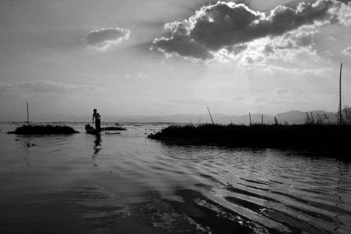 Fotografie mit dem Titel "Le Pêcheur - Lac In…" von Jean-Marc Renaudie, Original-Kunstwerk