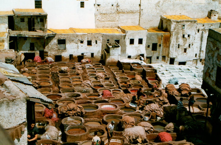 Photographie intitulée "FEZ  TANNERIES TRAD…" par Jeannette Allary, Œuvre d'art originale