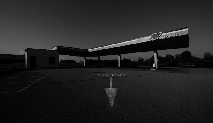 Fotografie mit dem Titel "Stations services n…" von Jean Turco, Original-Kunstwerk, Digitale Fotografie