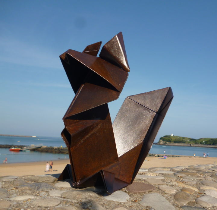 Sculpture titled "Petit écureuil" by Jérémiah B., Original Artwork, Metals