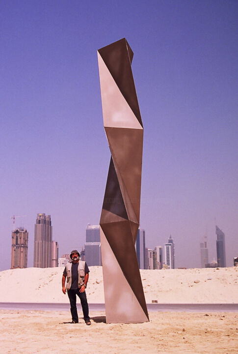 Sculpture titled "Columna del Cielo" by Jesús (Xuxo) Vazquez, Original Artwork, Metals