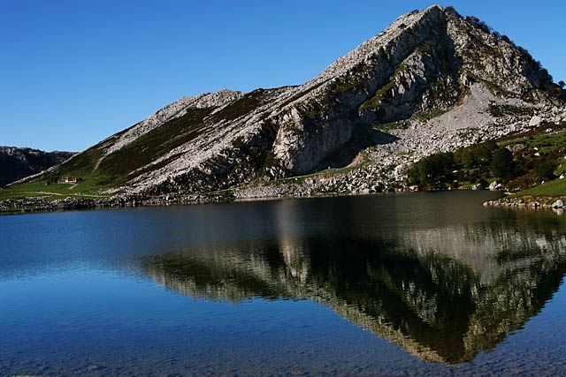 Photographie intitulée "Lago de Covadonga 1" par Jesus Perez, Œuvre d'art originale