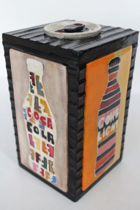 Artisanat intitulée "ContainerCoke Black" par Jenny Hee, Œuvre d'art originale
