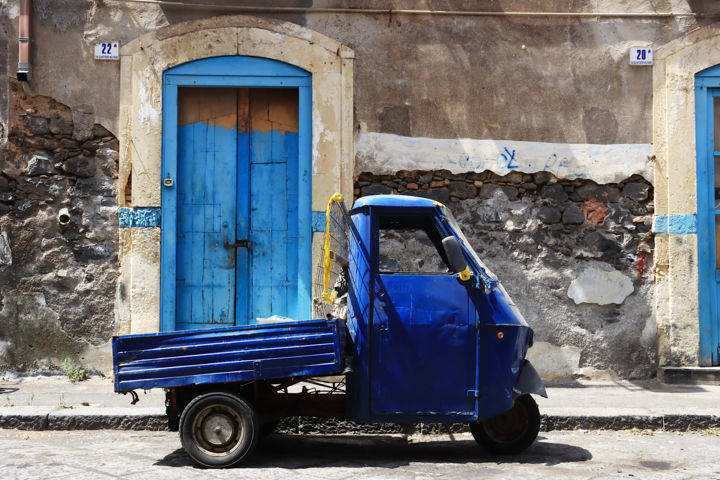 Photographie intitulée "blues, Catane" par Jean-Marie Virat, Œuvre d'art originale, Photographie numérique