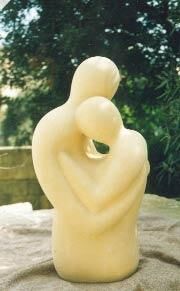 Skulptur mit dem Titel "Mother Love" von Joe Xuereb, Original-Kunstwerk, Stein