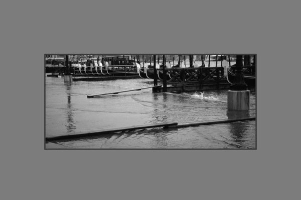 Photographie intitulée "acqua alta" par Joel Thevenot, Œuvre d'art originale,