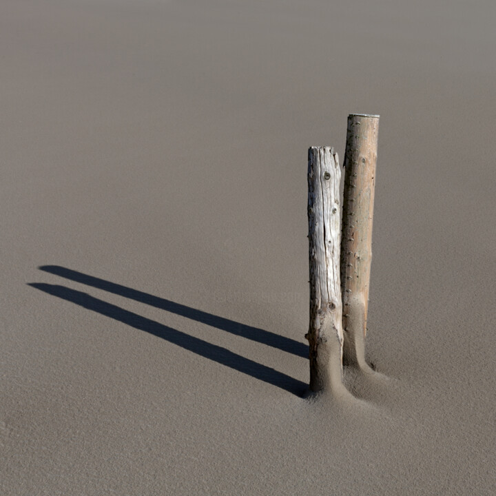 Photographie intitulée "Poles on the beach" par John Furnes, Œuvre d'art originale, Photographie numérique
