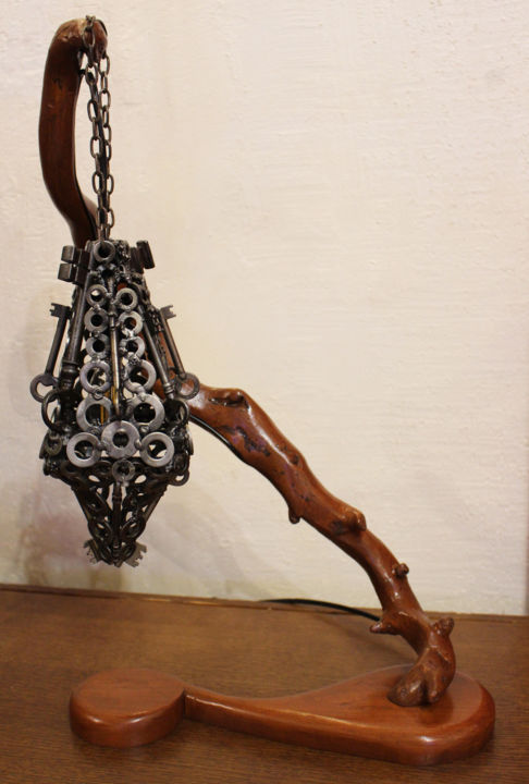 Sculpture intitulée "Lampe clef suspendue" par Jonathan Pradillon, Œuvre d'art originale, Métaux