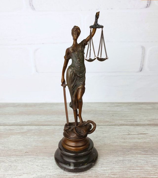 Escultura titulada "Lady Justice - Scul…" por Modernart, Obra de arte original, Bronce