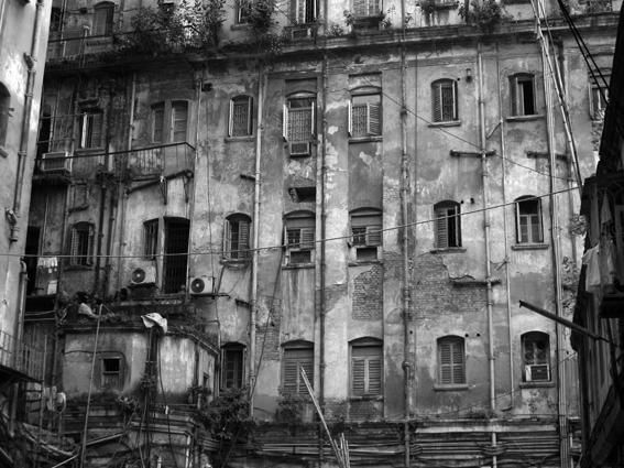 Fotografia intitolato "Old Apartments (2)" da Joy Roy Choudhury, Opera d'arte originale