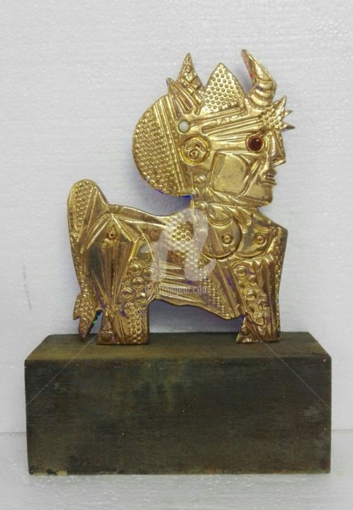 Escultura titulada "toro-oro-mediana-35…" por Juan Colon, Obra de arte original