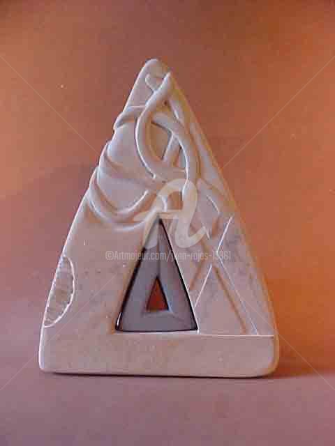 Escultura titulada "triangulo2w.jpg" por Juan Rojas, Obra de arte original, Piedra