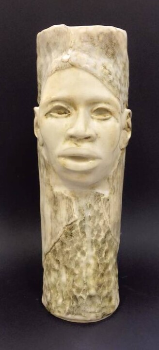 「Ivory Guardian 1」というタイトルの彫刻 Juarez Hawkinsによって, オリジナルのアートワーク, セラミックス