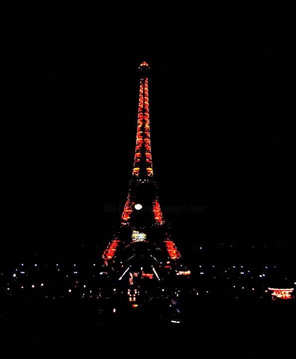 Photography titled "Tour Eiffel tout en…" by Jürgen Briem, Original Artwork