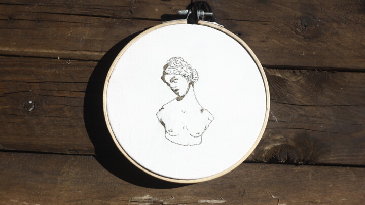 Textielkunst getiteld "Bust Ash Gray" door Juno, Origineel Kunstwerk, Borduurwerk Gemonteerd op Andere stijve panelen