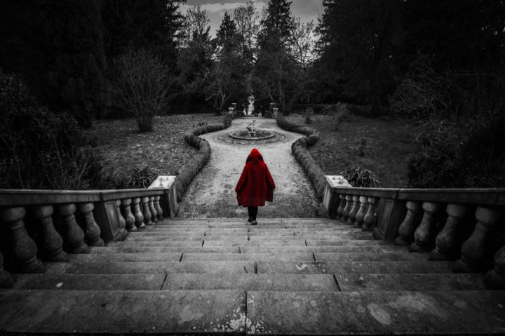 Fotografia intitulada "Red coat" por Jure Kralj, Obras de arte originais, Fotografia digital Montado em Armação em madeira