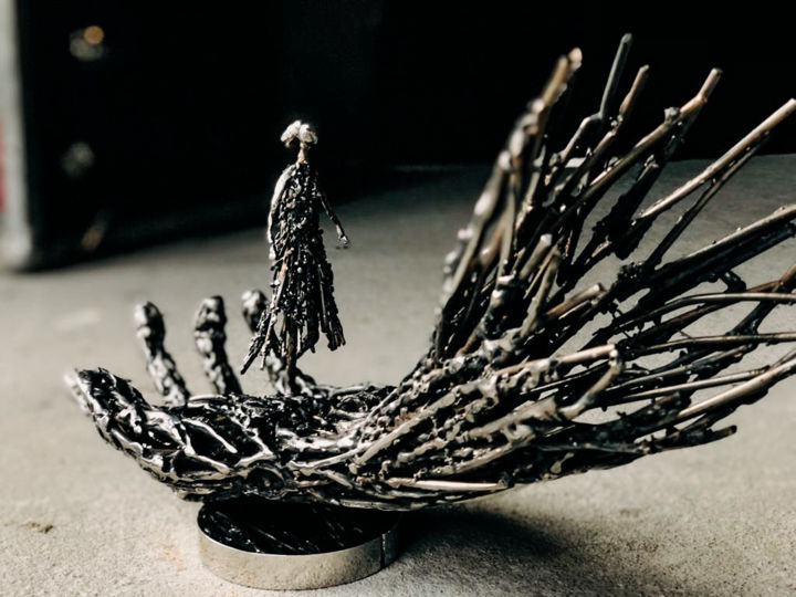 Skulptur mit dem Titel "Lost Girl" von Kamil Zaitz, Original-Kunstwerk, Metalle