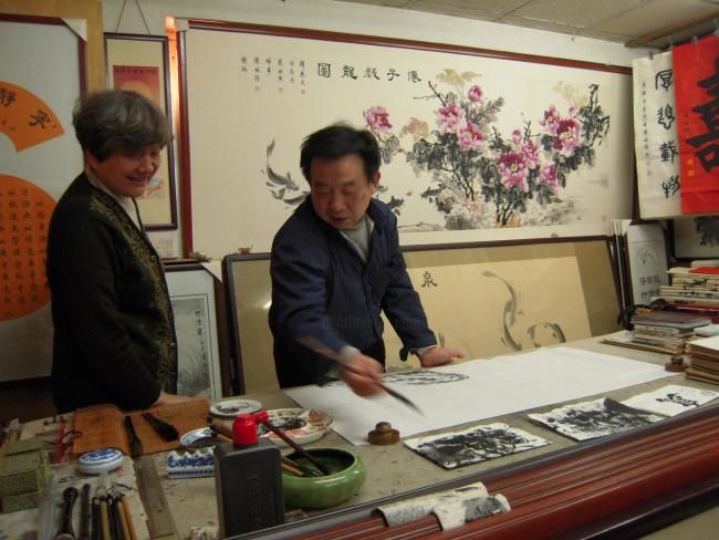 「画家王希斌先生在厚德斋挥毫」というタイトルの絵画 Minglong Chenによって, オリジナルのアートワーク