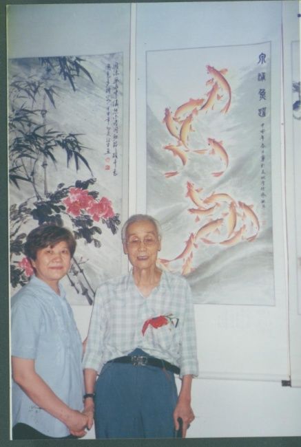 著名画家张彦青先生在裴毓琴参展作品前合影 - Painting ©2012 by 伉俪艺术简介 陈明隆.裴毓琴 -