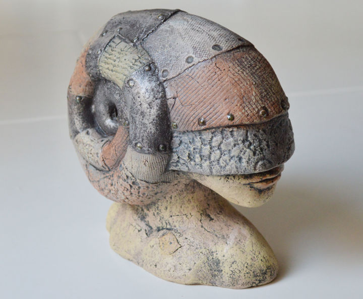 Skulptur mit dem Titel "Snail-Woman" von Yury Salany, Original-Kunstwerk, Keramik