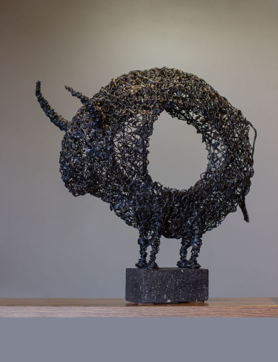 「Circle bull 41x41x1…」というタイトルの彫刻 Karen Axikyanによって, オリジナルのアートワーク, 金属