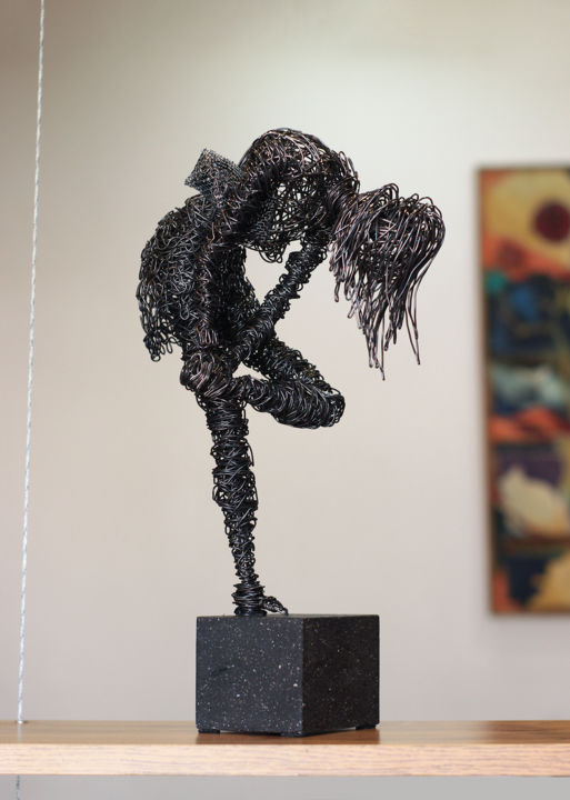 Sculpture intitulée "Captivated by fashi…" par Karen Axikyan, Œuvre d'art originale, Métaux