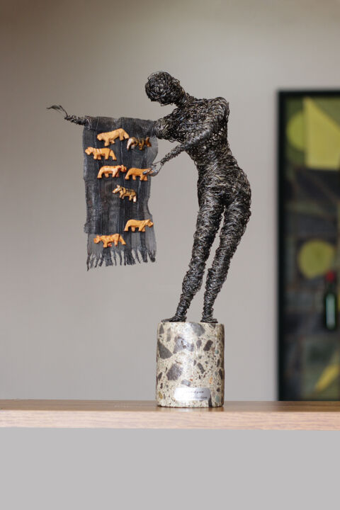Скульптура под названием "Poacher (37x23x8 1.…" - Karen Axikyan, Подлинное произведение искусства, Дерево