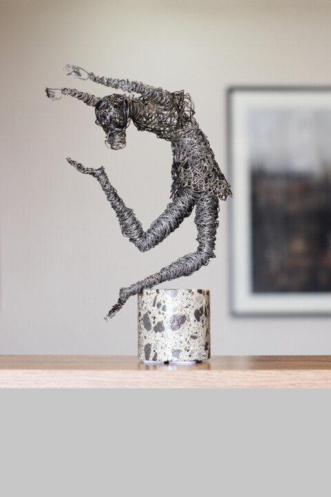 Скульптура под названием "Freedom (27x21x8 1.…" - Karen Axikyan, Подлинное произведение искусства, бетон