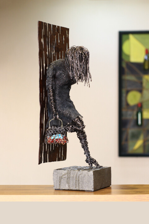 Escultura intitulada "Fashionista 45x15x1…" por Karen Axikyan, Obras de arte originais, Metais