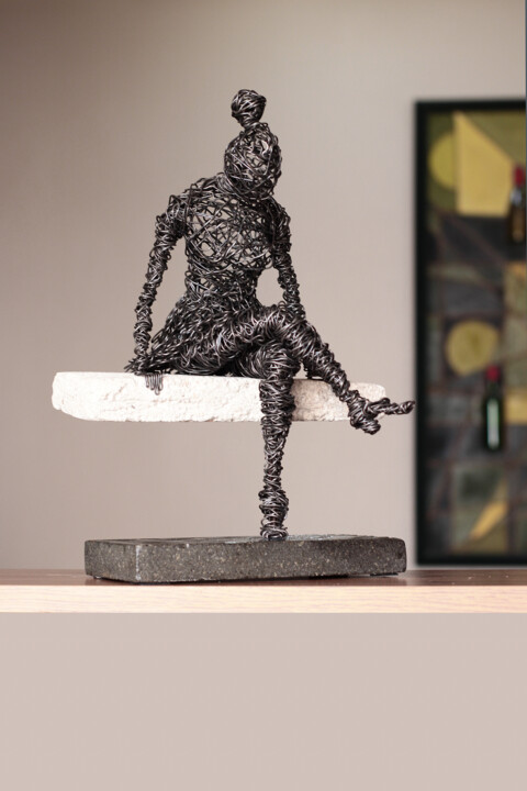 Скульптура под названием "Waiting 36x23x15cm…" - Karen Axikyan, Подлинное произведение искусства, проволочный
