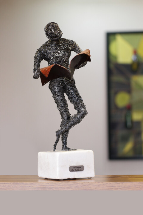 Escultura titulada "FRESH NEWS" por Karen Axikyan, Obra de arte original, Alambre
