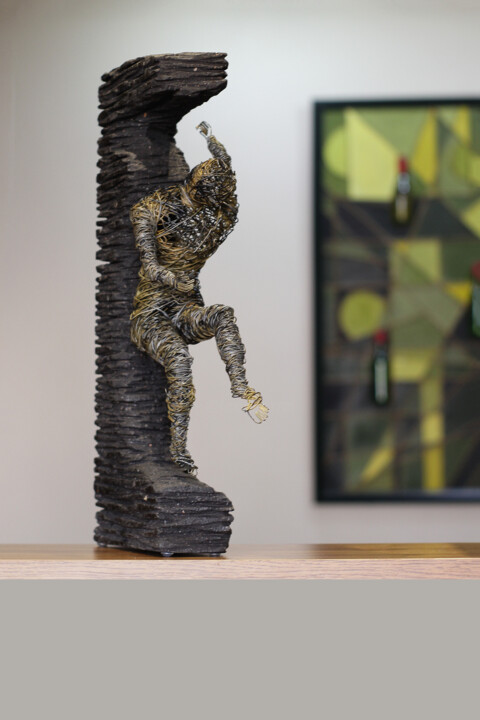 Skulptur mit dem Titel "Escape from reality" von Karen Axikyan, Original-Kunstwerk, Draht Auf Keilrahmen aus Holz montiert