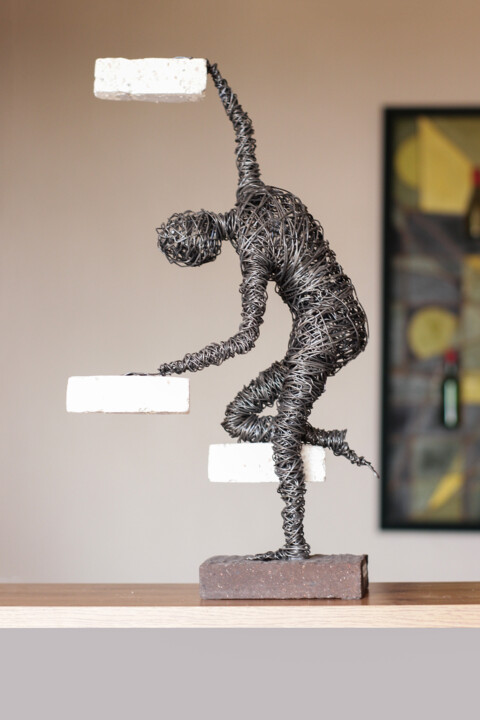 Scultura intitolato "Challenging Journey" da Karen Axikyan, Opera d'arte originale, Filo